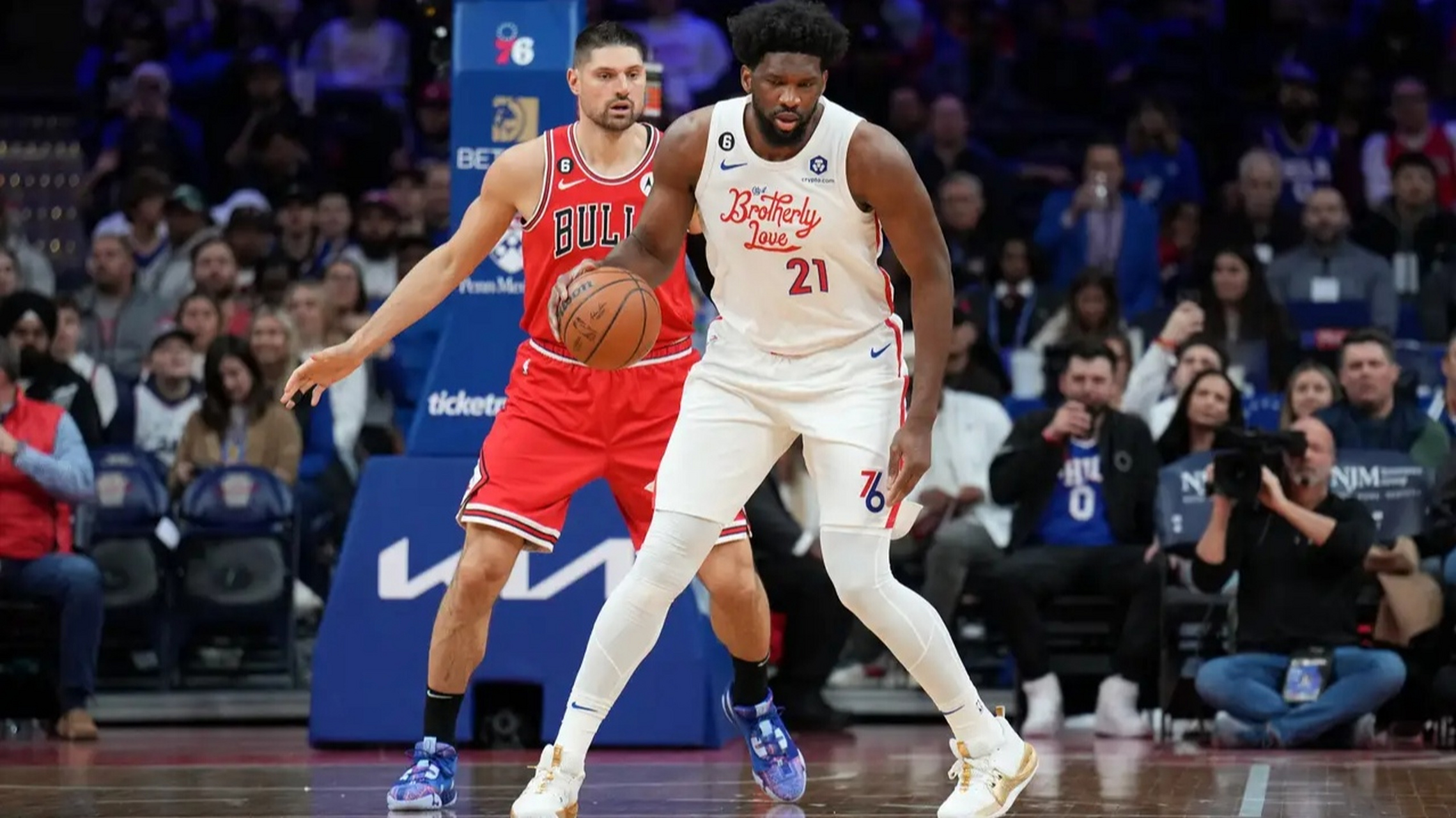 关于费城76人NBA稳胜芝加哥公牛，恩比德内线优势明显的信息